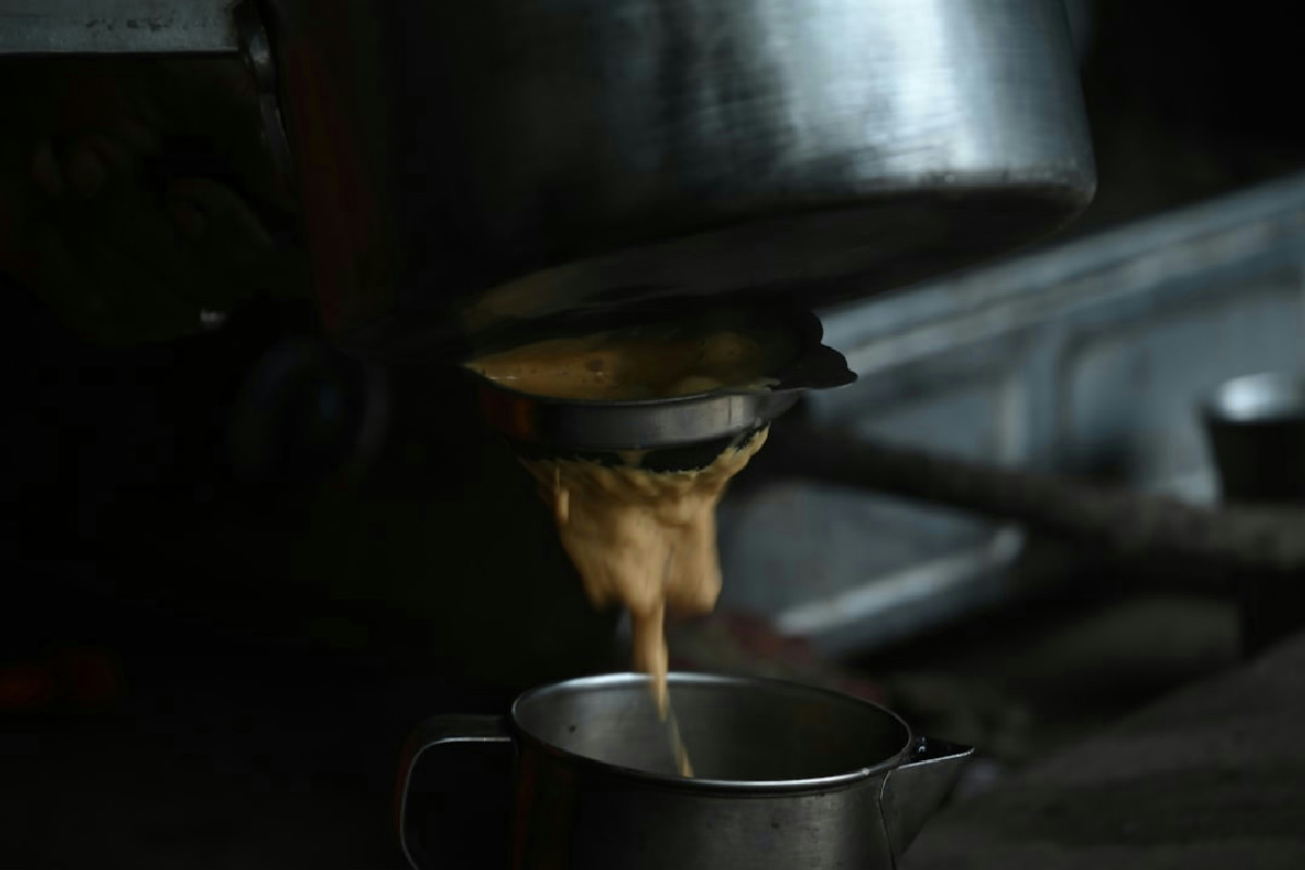 Fare il cappuccino perfetto a casa senza macchinetta da bar: la tecnica con la caffettiera fa tendenza