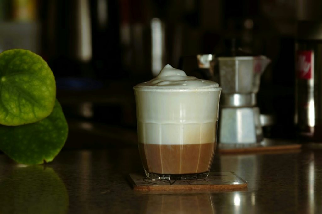 Fare il cappuccino perfetto a casa senza macchinetta da bar: la tecnica con la caffettiera fa tendenza