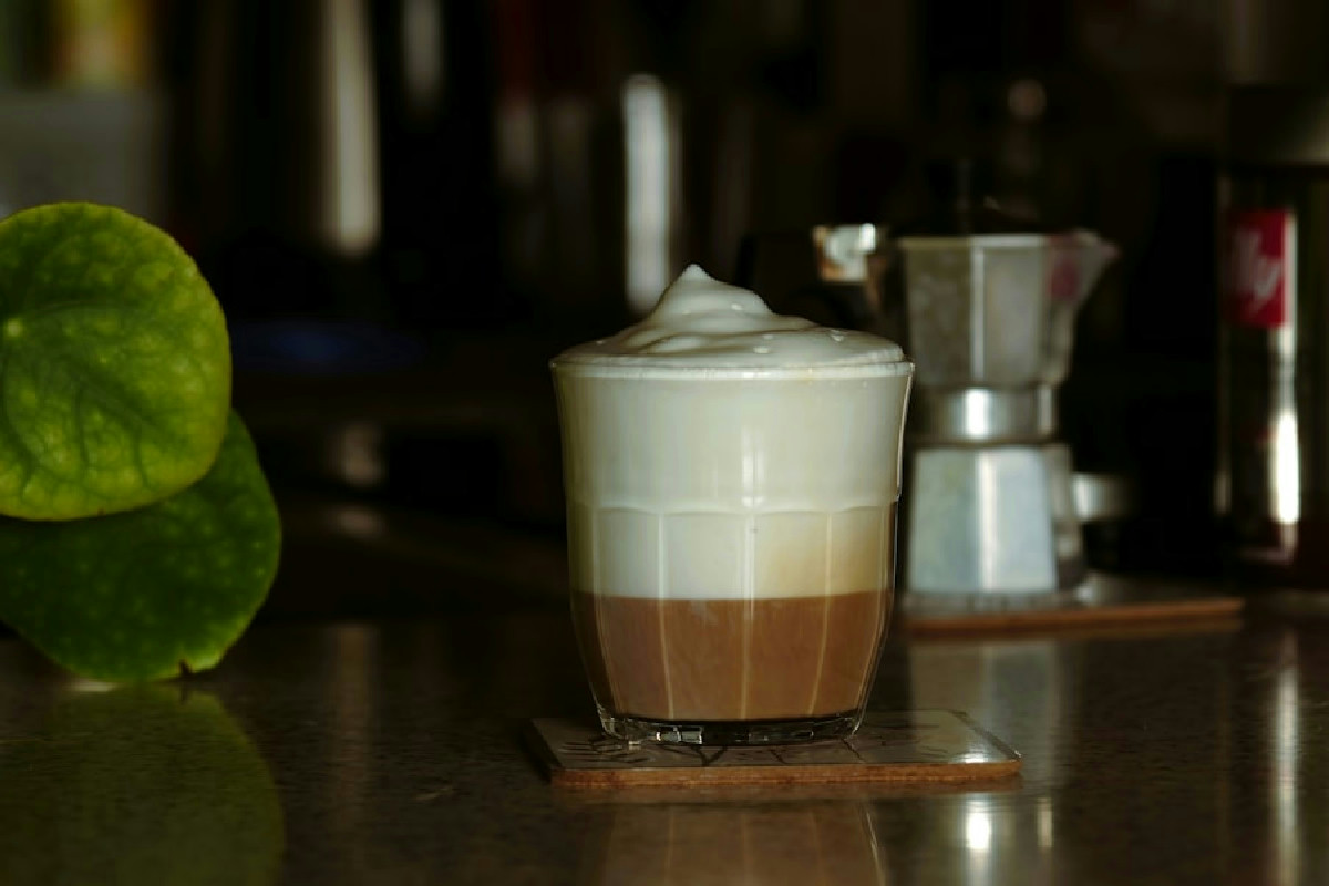 Fare il cappuccino perfetto a casa senza macchinetta da bar: la tecnica con la caffettiera fa tendenza