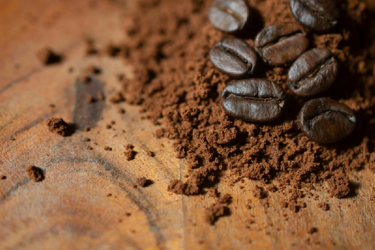 Con i fondi di caffè puoi eliminare i cattivi odori in casa: i 3 metodi più potenti da provare