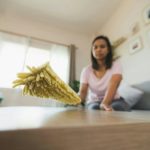 La polvere si deposita ovunque anche dopo le pulizie? Scopri il rimedio che lascia la casa splendente
